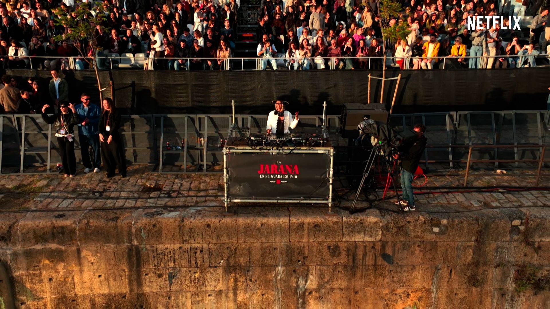 DJ Claudia León en el evento Netflix Berlín junto al río Guadalquivir, Sevilla